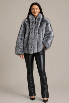 Veste Althéa en fourrure grise oversize – Silhouette volumineuse