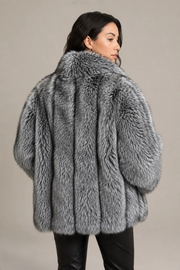 Veste Althéa en fourrure grise oversize – Silhouette volumineuse