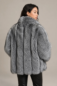 Veste Althéa en fourrure grise oversize – Silhouette volumineuse