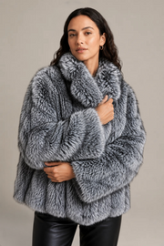 Veste Althéa en fourrure grise oversize – Silhouette volumineuse