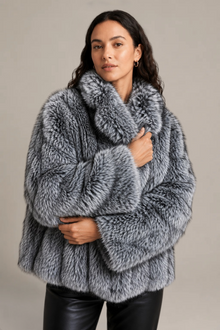 Veste Althéa en fourrure grise oversize – Silhouette volumineuse