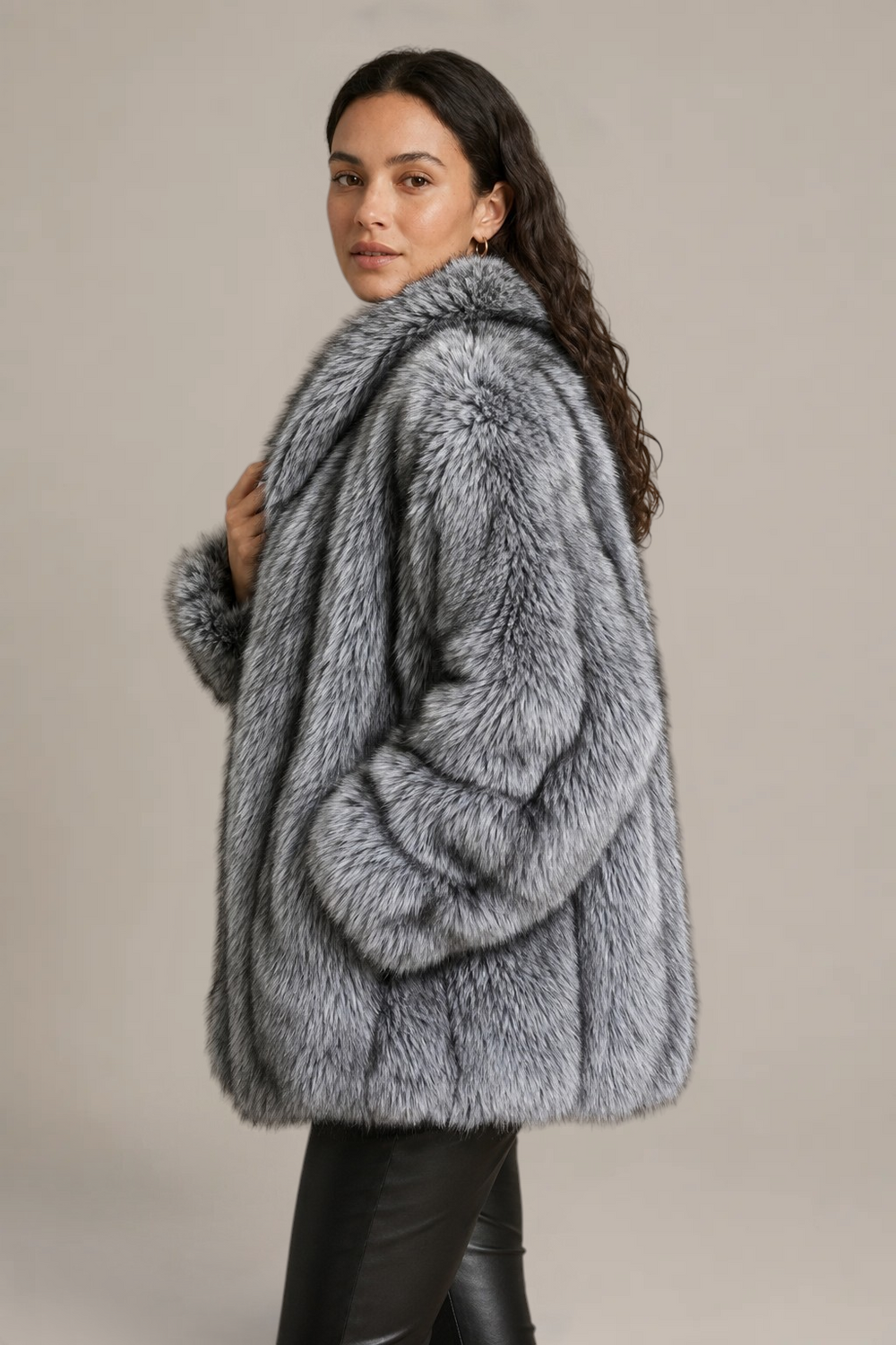 Veste Althéa en fourrure grise oversize – Silhouette volumineuse