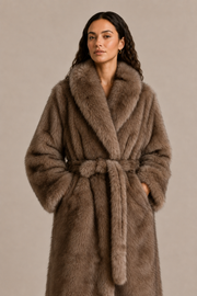 Manteau Isaline en fourrure taupe – Coupe longue ceinturée