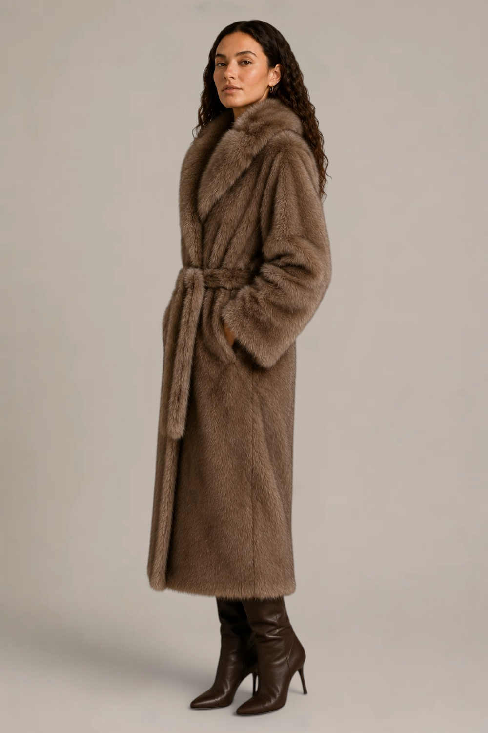Manteau Isaline en fourrure taupe – Coupe longue ceinturée
