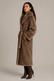 Manteau Isaline en fourrure taupe – Coupe longue ceinturée