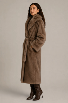 Manteau Isaline en fourrure taupe – Coupe longue ceinturée