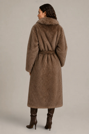 Manteau Isaline en fourrure taupe – Coupe longue ceinturée