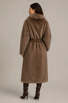 Manteau Isaline en fourrure taupe – Coupe longue ceinturée
