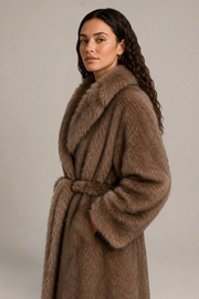 Manteau Isaline en fourrure taupe – Coupe longue ceinturée