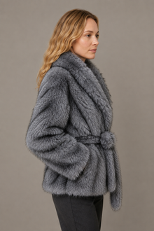 Veste Solène en fourrure grise – Coupe ceinturée