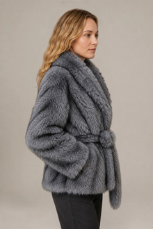 Veste Solène en fourrure grise – Coupe ceinturée