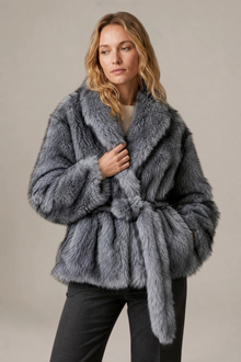 Veste Solène en fourrure grise – Coupe ceinturée