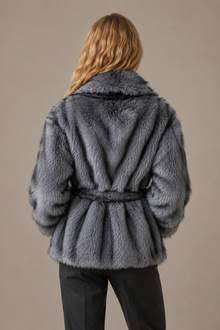 Veste Solène en fourrure grise – Coupe ceinturée
