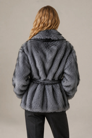 Veste Solène en fourrure grise – Coupe ceinturée