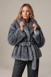 Veste Solène en fourrure grise – Coupe ceinturée