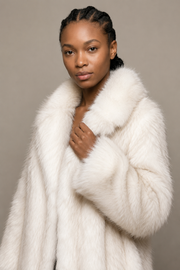 Manteau Élodie en fourrure ivoire – Coupe longue structurée