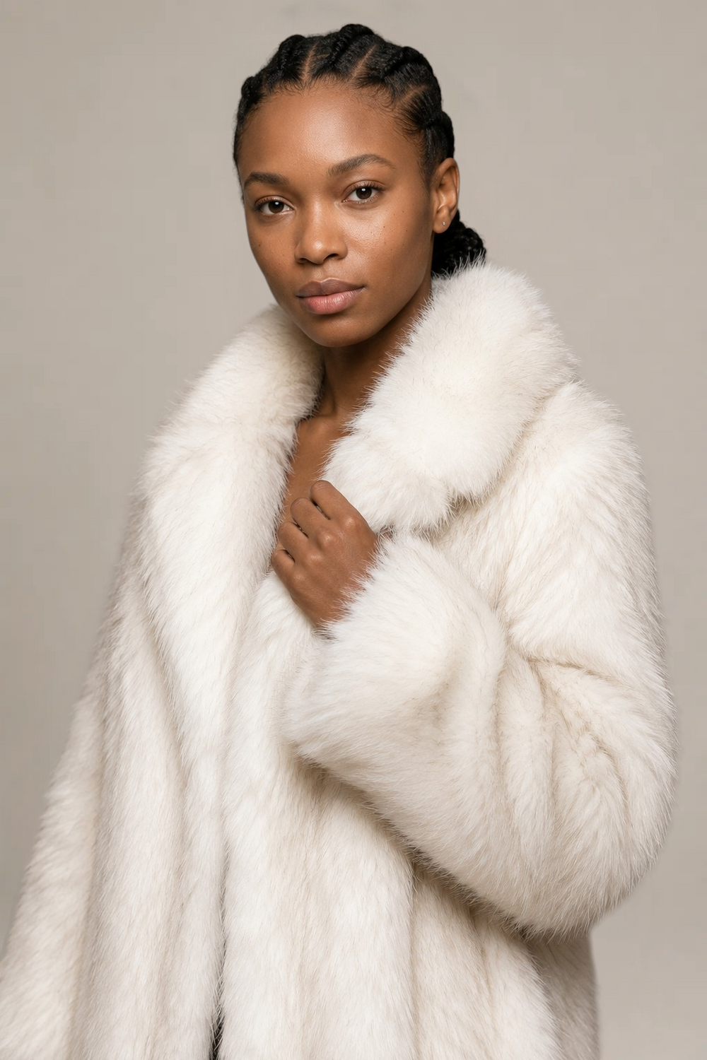 Manteau Élodie en fourrure ivoire – Coupe longue structurée