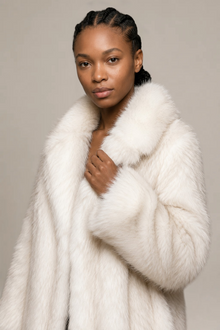 Manteau Élodie en fourrure ivoire – Coupe longue structurée