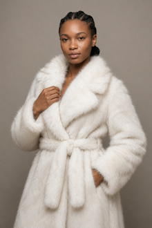 Manteau Élodie en fourrure ivoire – Coupe longue structurée