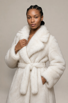 Manteau Élodie en fourrure ivoire – Coupe longue structurée