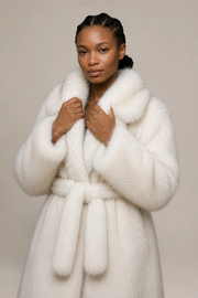 Manteau Élodie en fourrure ivoire – Coupe longue structurée