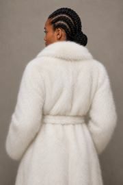Manteau Élodie en fourrure ivoire – Coupe longue structurée