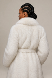 Manteau Élodie en fourrure ivoire – Coupe longue structurée