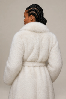 Manteau Élodie en fourrure ivoire – Coupe longue structurée