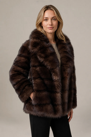 Manteau Maëva en fourrure brune – Coupe courte