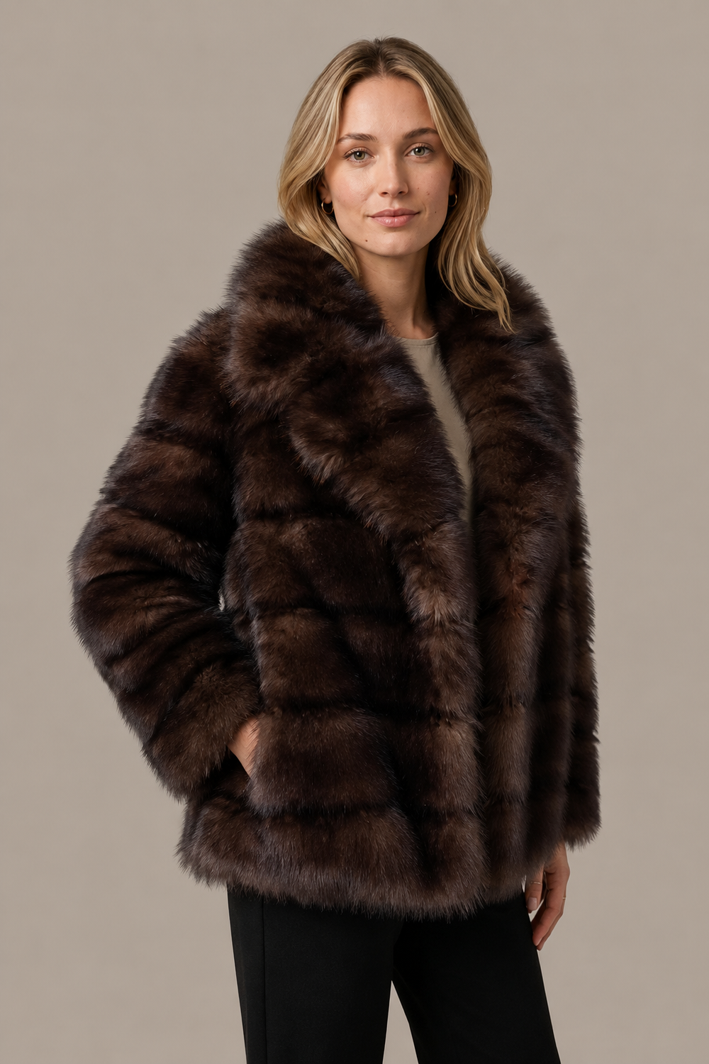 Manteau Maëva en fourrure brune – Coupe courte