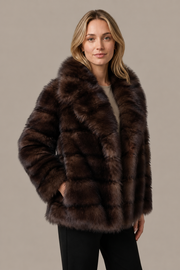 Manteau Maëva en fourrure brune – Coupe courte