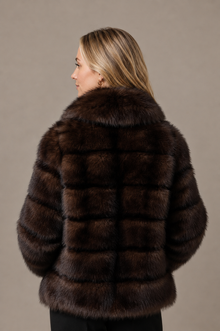 Manteau Maëva en fourrure brune – Coupe courte