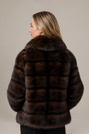 Manteau Maëva en fourrure brune – Coupe courte