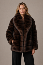 Manteau Maëva en fourrure brune – Coupe courte