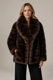 Manteau Maëva en fourrure brune – Coupe courte