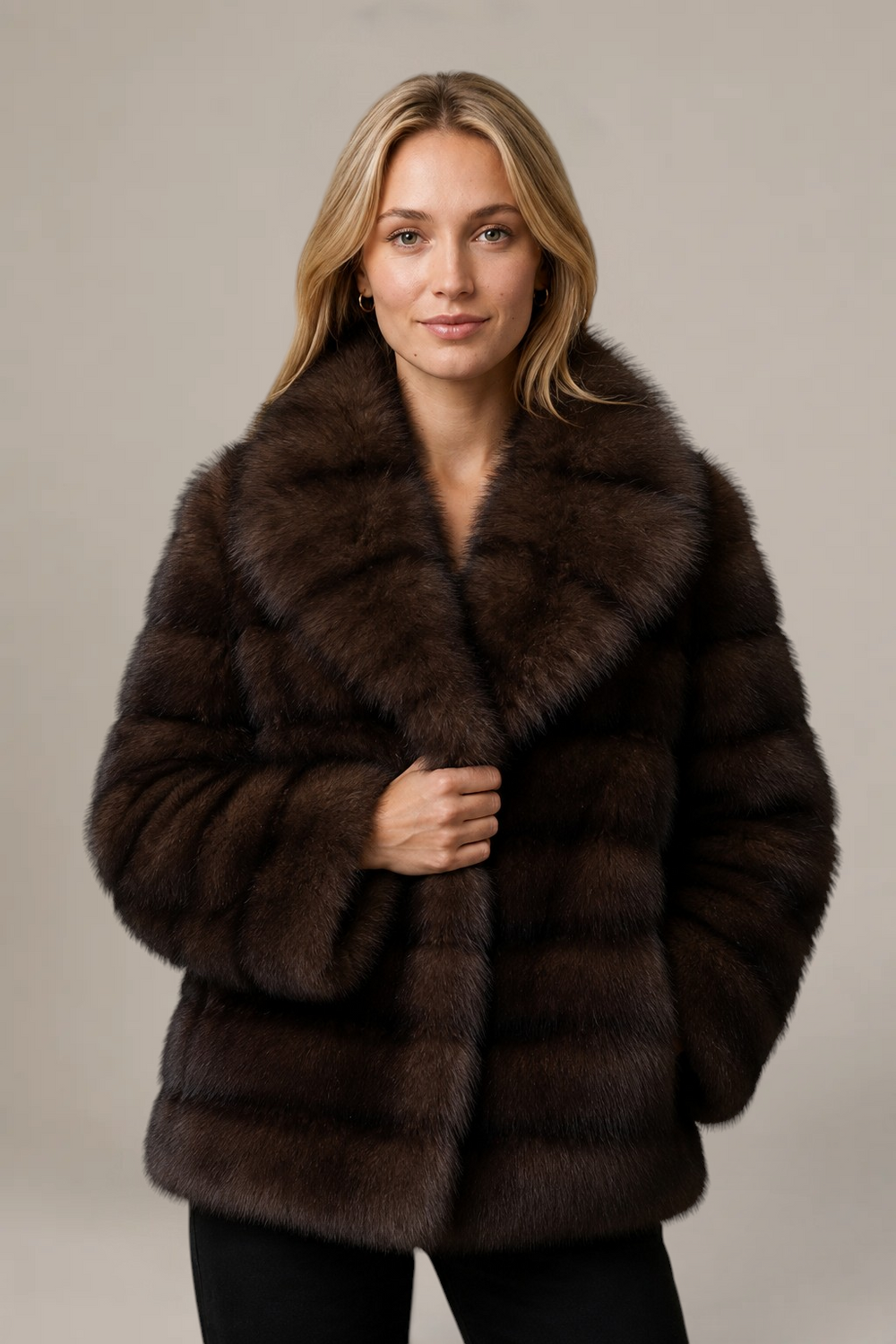Manteau Maëva en fourrure brune – Coupe courte