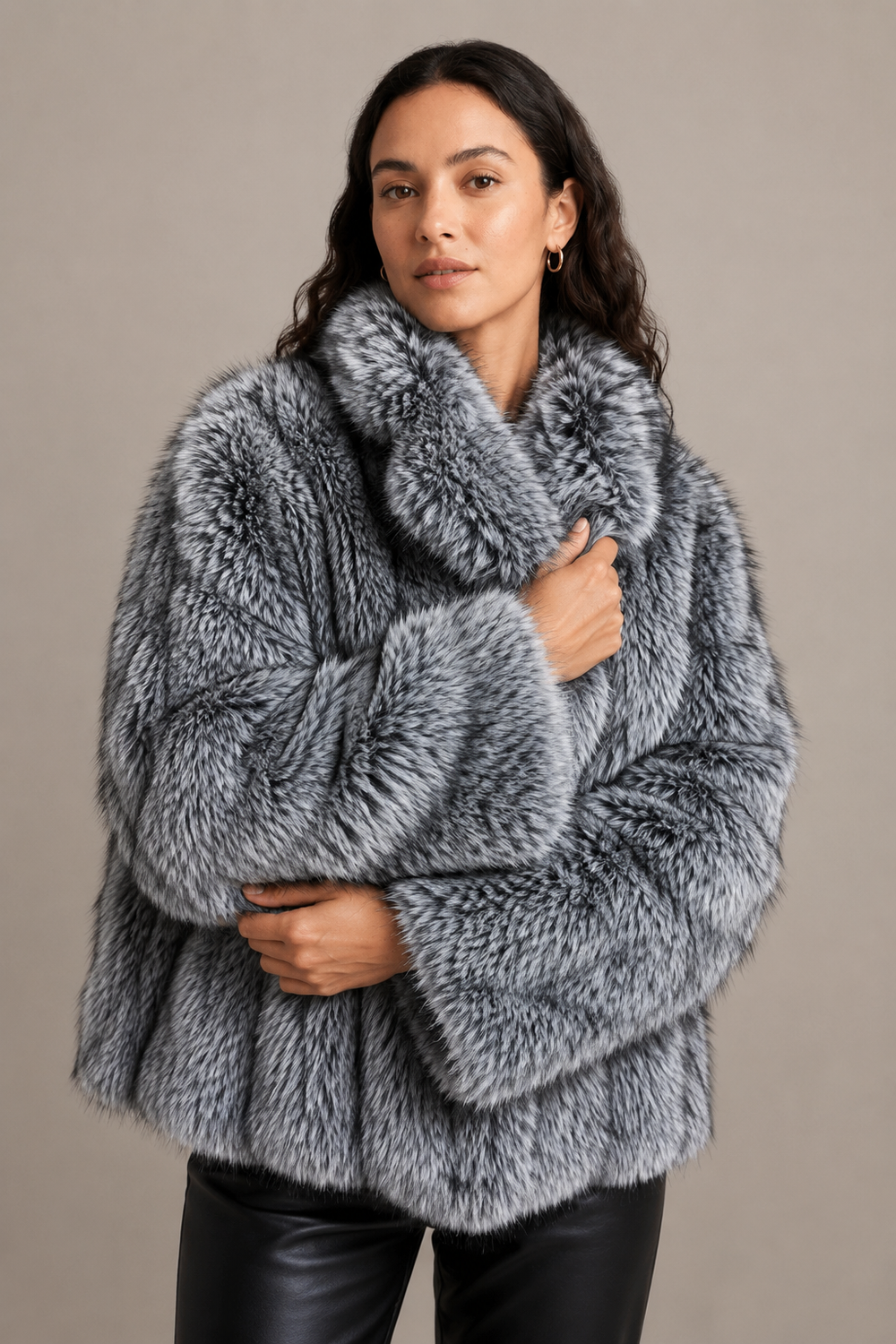 Veste Althéa en fourrure grise oversize – Silhouette volumineuse