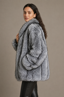 Veste Althéa en fourrure grise oversize – Silhouette volumineuse