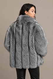 Veste Althéa en fourrure grise oversize – Silhouette volumineuse