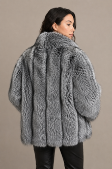 Veste Althéa en fourrure grise oversize – Silhouette volumineuse