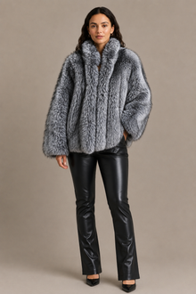 Veste Althéa en fourrure grise oversize – Silhouette volumineuse