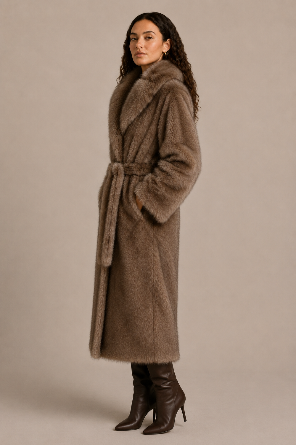 Manteau Isaline en fourrure taupe – Coupe longue ceinturée