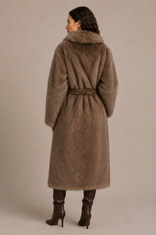 Manteau Isaline en fourrure taupe – Coupe longue ceinturée