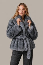 Veste Solène en fourrure grise – Coupe ceinturée
