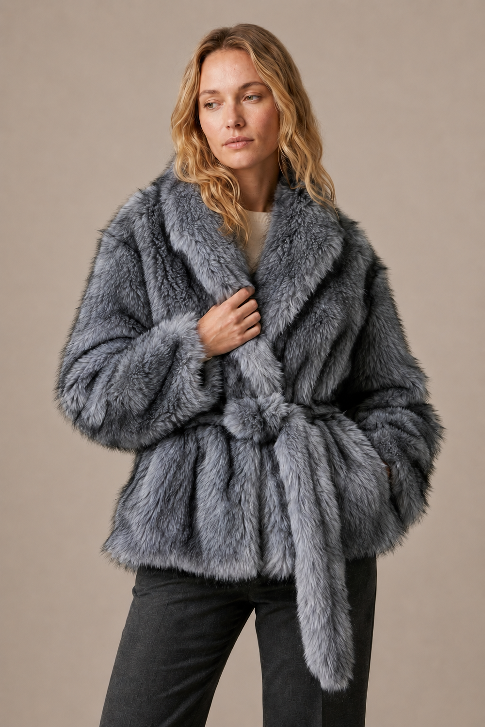 Veste Solène en fourrure grise – Coupe ceinturée